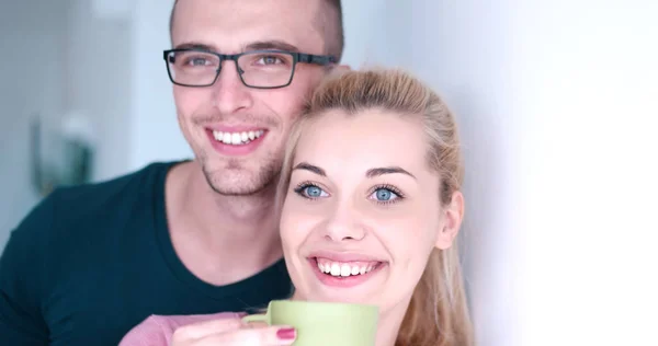 A fiatal pár élvez reggeli kávé — Stock Fotó