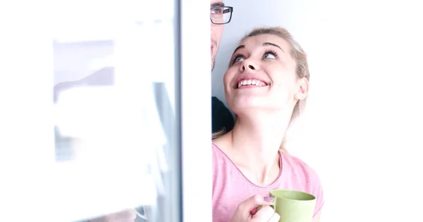 Jeune couple dégustant le café du matin — Photo