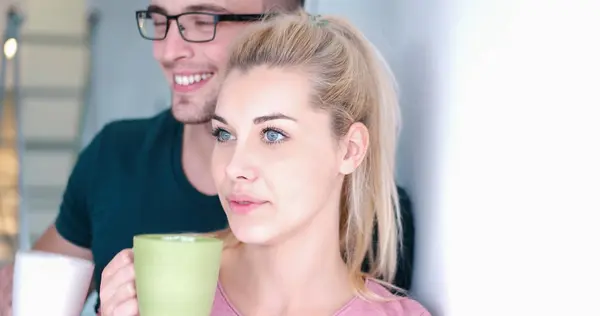 Jeune couple dégustant le café du matin — Photo