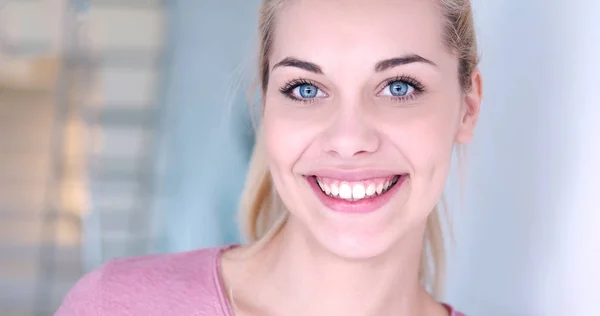 Retrato de una hermosa joven rubia — Foto de Stock