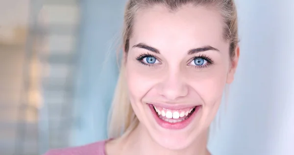 Retrato de una hermosa joven rubia — Foto de Stock