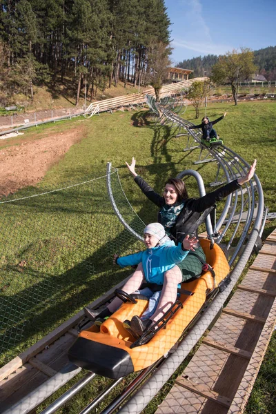 Mutter und Sohn genießen Fahrt auf Achterbahn — Stockfoto