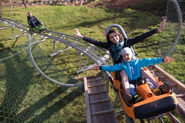 Moeder en zoon geniet rijden op alpine coaster — Stockfoto