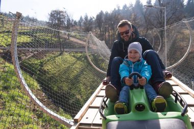 Baba ve oğul sahiptir Alp altlığı sürüş