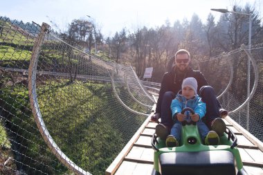 Baba ve oğul sahiptir Alp altlığı sürüş