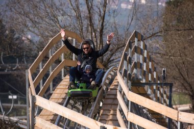 Baba ve oğul sahiptir Alp altlığı sürüş