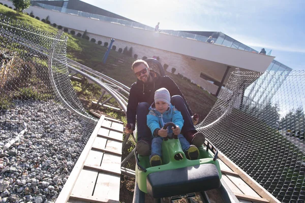 Ojciec i syn cieszy się jazdy na alpine coaster — Zdjęcie stockowe