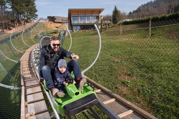 Baba ve oğul sahiptir Alp altlığı sürüş