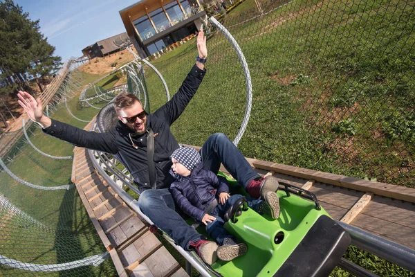 Apa és fia élvezi a vezetői, a alpine coaster — Stock Fotó