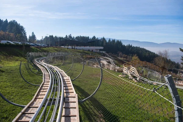 Couple enjoys driving on alpine coaster — Stock Photo, Image