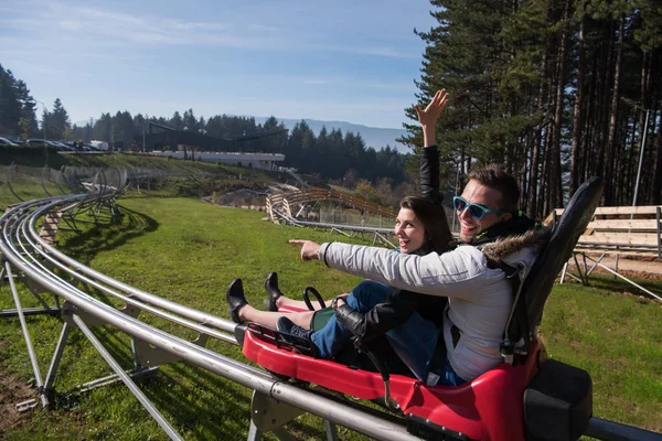 Ehepaar genießt Fahrt auf Achterbahn — Stockfoto
