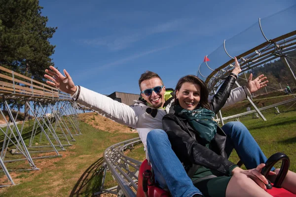 Pár élvezi a vezetői, a alpine coaster — Stock Fotó