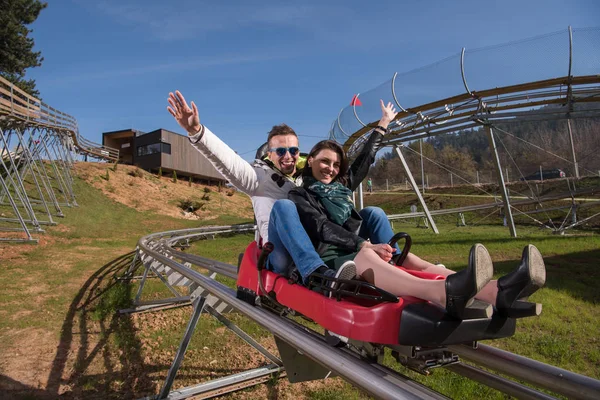 Ehepaar genießt Fahrt auf Achterbahn — Stockfoto