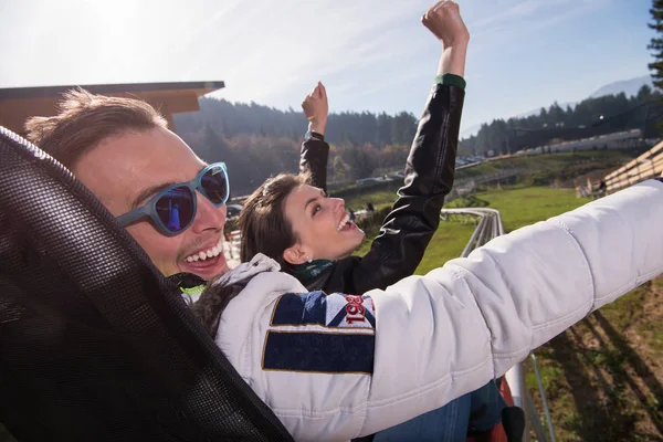 Pár élvezi a vezetői, a alpine coaster — Stock Fotó