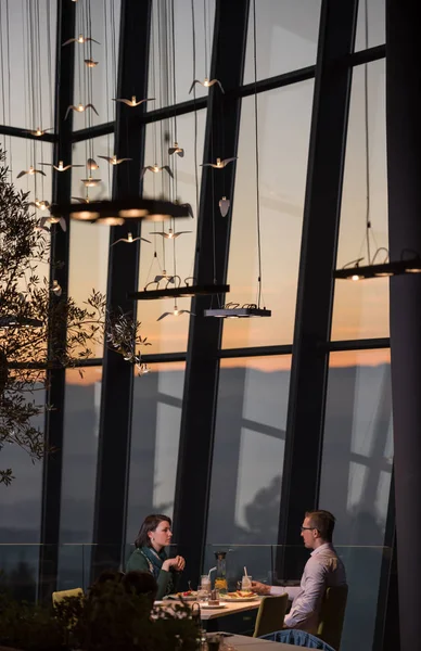 Pareja en una cena romántica en el restaurante —  Fotos de Stock