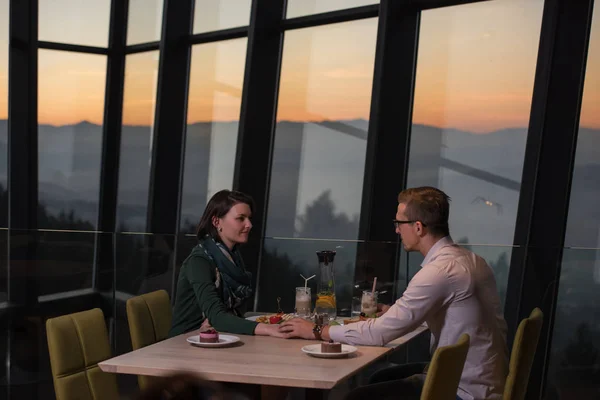 Pareja en una cena romántica en el restaurante —  Fotos de Stock