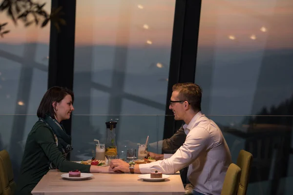 Pareja en una cena romántica en el restaurante — Foto de Stock