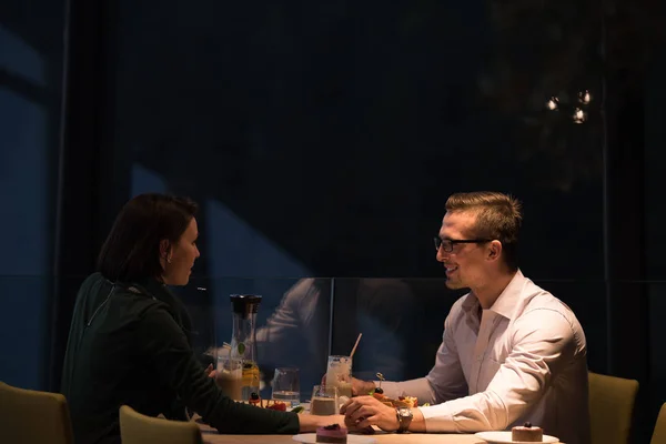 Casal em um jantar romântico no restaurante — Fotografia de Stock