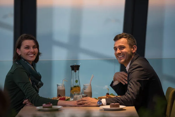 Par på en romantisk middag på restaurangen — Stockfoto