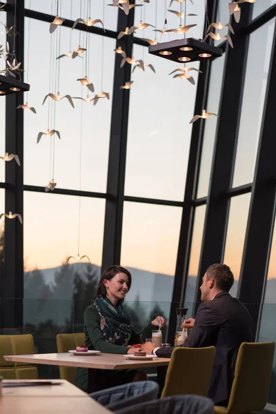 Pareja en una cena romántica en el restaurante — Foto de Stock