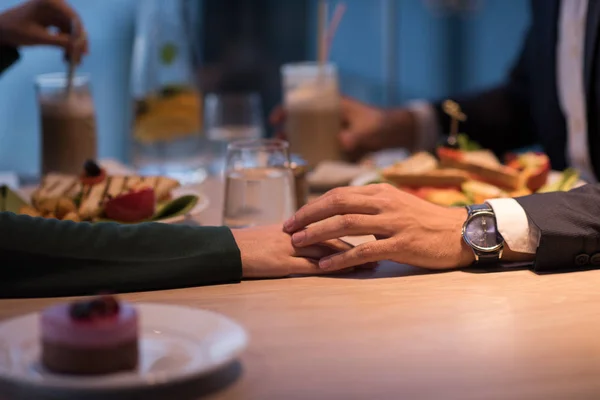 Pár na romantickou večeři v restauraci — Stock fotografie