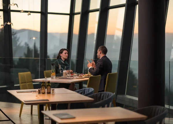 Pareja en una cena romántica en el restaurante —  Fotos de Stock