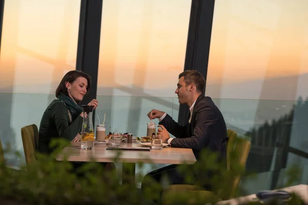 Pareja en una cena romántica en el restaurante — Foto de Stock