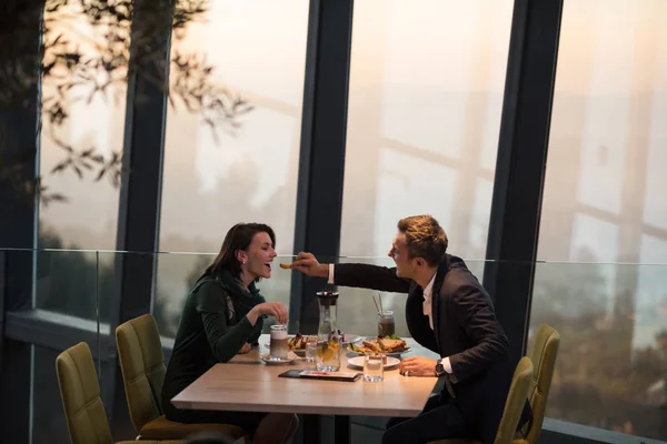 Restoranda romantik bir akşam yemeği Çift — Stok fotoğraf