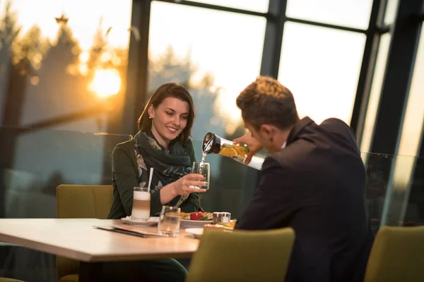 Pár na romantickou večeři v restauraci — Stock fotografie