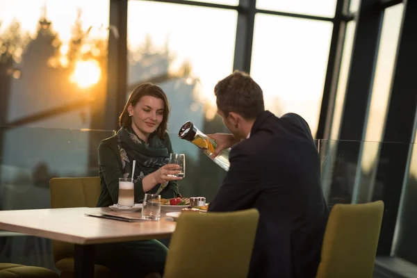 Casal em um jantar romântico no restaurante — Fotografia de Stock