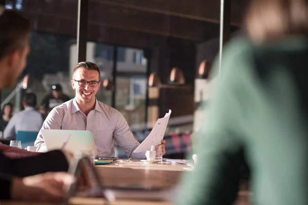 Affärsmän Diskuterar Affärsplan Kontoret — Stockfoto