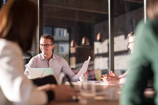 Groep Van Zakenmensen Bespreken Businessplan Het Kantoor — Stockfoto