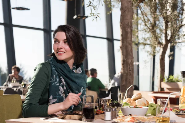 Junge Frau Einem Restaurant Beim Mittagessen Und Sieht Glücklich Aus — Stockfoto