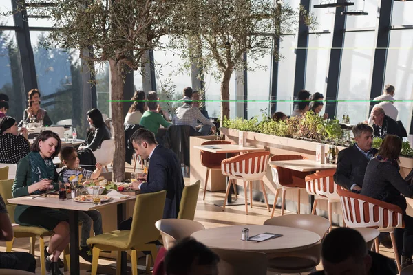 Unga Föräldrar Njuter Lunchen Med Sina Barn Lyxig Restaurang — Stockfoto