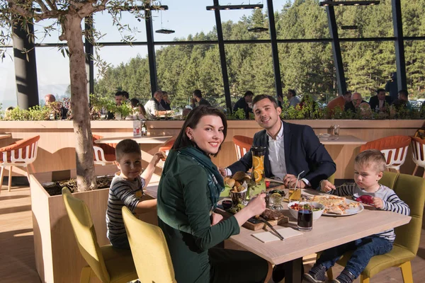 Genç ebeveynler çocuklarıyla birlikte öğle yemeği zaman zevk