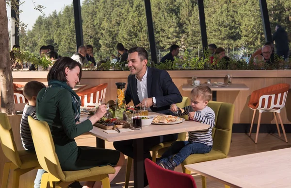 Junge Eltern genießen Mittagessen mit ihren Kindern — Stockfoto