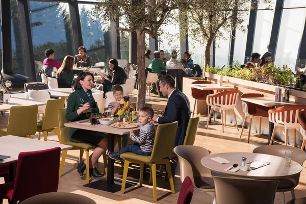 Jovens Pais Desfrutam Almoço Com Seus Filhos Restaurante Luxo — Fotografia de Stock