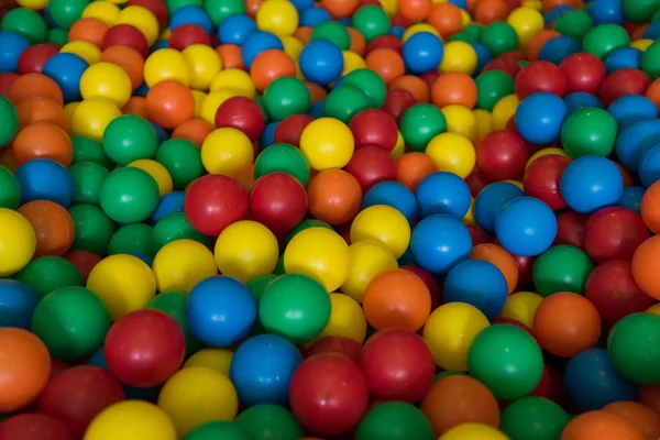 Färgglada plast leksak bollar i spela pool — Stockfoto