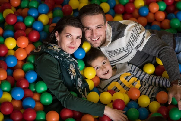 Jonge ouders met kinderen in een kinder-speelkamer — Stockfoto