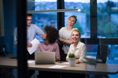 Çok ırklı başlangıç iş takım gece ofiste
