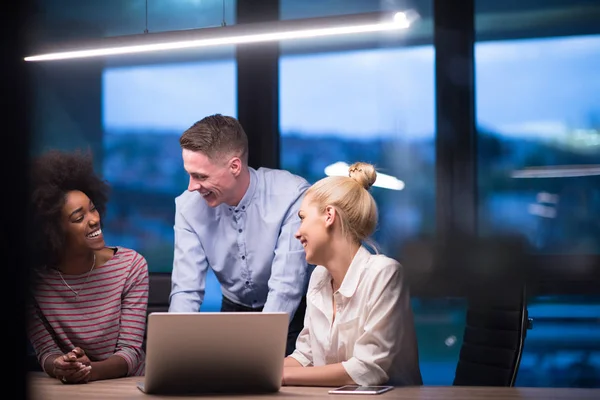 Çok ırklı başlangıç iş takım gece ofiste