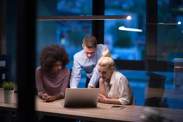 Équipe multiethnique d'affaires de démarrage dans le bureau de nuit — Photo