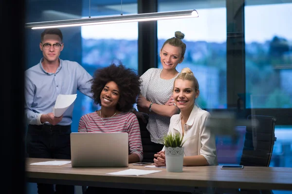 Multi-etnisch opstarten bedrijf team in nacht kantoor — Stockfoto