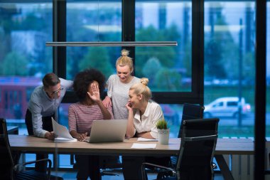 Çok ırklı başlangıç iş takım gece ofiste