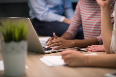 Çok ırklı başlangıç iş takım gece ofiste