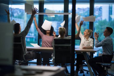 belgeleri atma genç iş adamları çok ırklı grup