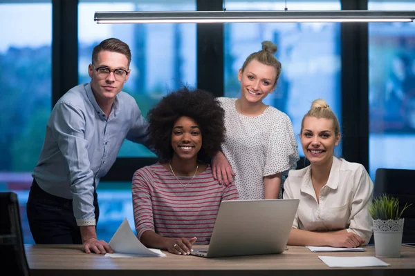 Multi-etnisch opstarten bedrijf team in nacht kantoor — Stockfoto