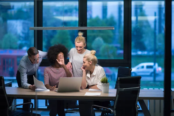 Çok ırklı başlangıç iş takım gece ofiste
