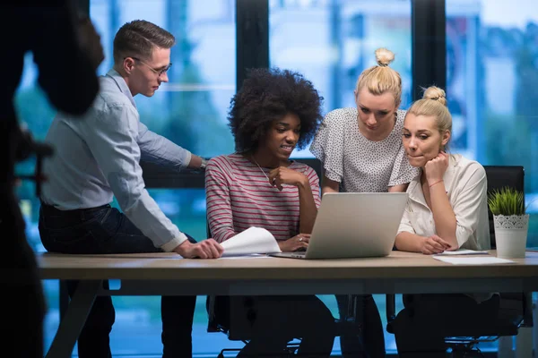 Çok ırklı başlangıç iş takım gece ofiste