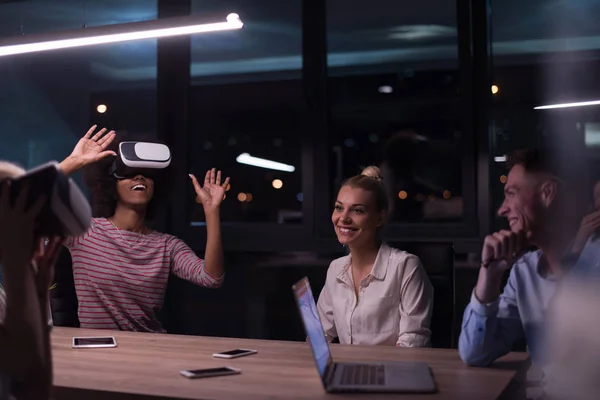 Multiethnisches Business Team Mit Virtual Reality Headset Nachtbüro Entwicklertreffen Mit — Stockfoto